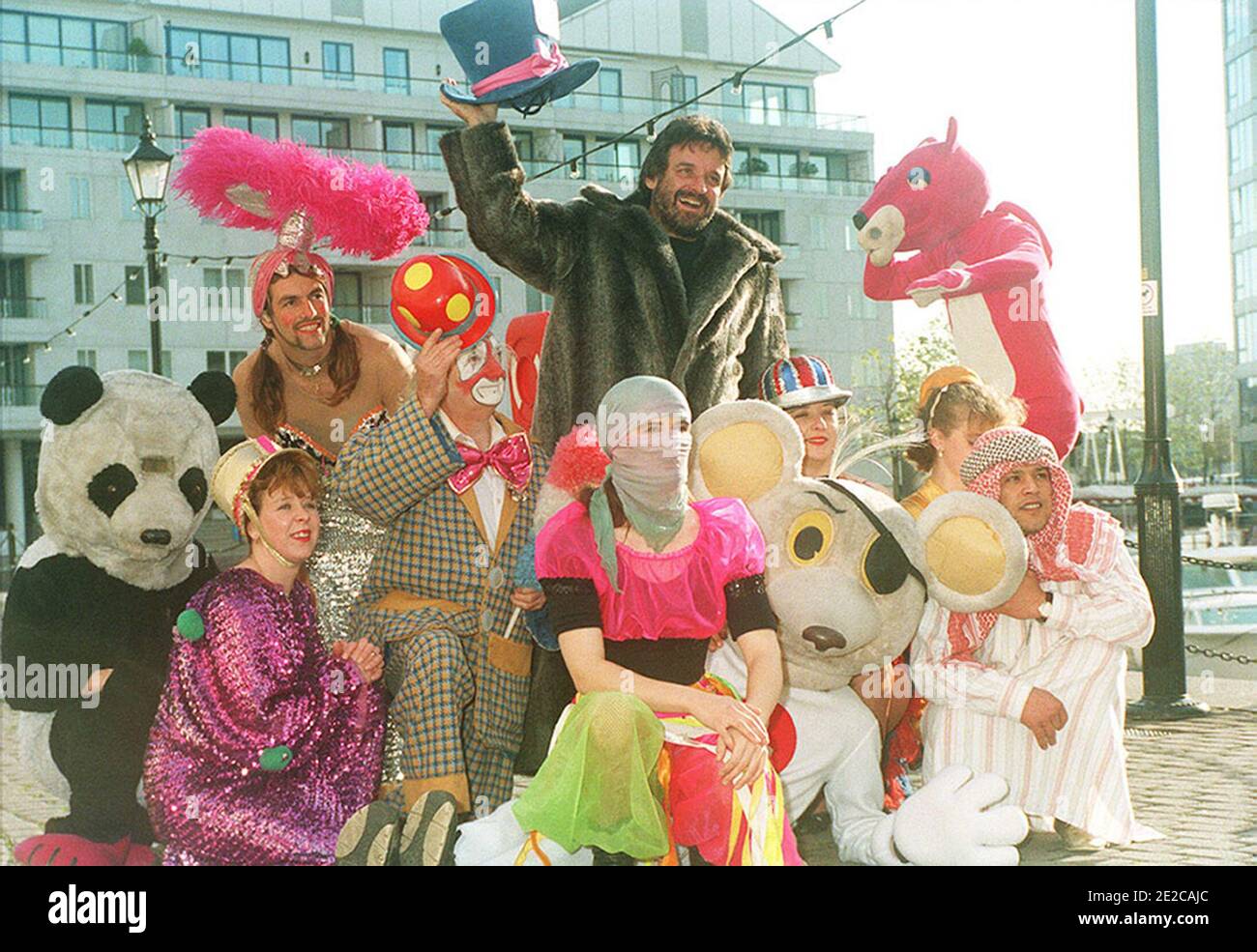 File photo datato 17/11/94 di Gerry Cottle Gerry Cottle ondeggia un cappello mentre mostra alcuni dei costumi di vestito fantasia circo che devono essere messi all'asta a Bonhams, a Londra. Cottle, la stella del Circus, è morta a 75 anni dopo aver contratto il coronavirus, ha detto il suo agente. Ha trovato fama durante gli anni '70 con il girovaro Gerry Cottle Circus, mentre ha presentato anche il Circo di Stato di Mosca e il Circo di Stato Cinese in Gran Bretagna. Foto Stock