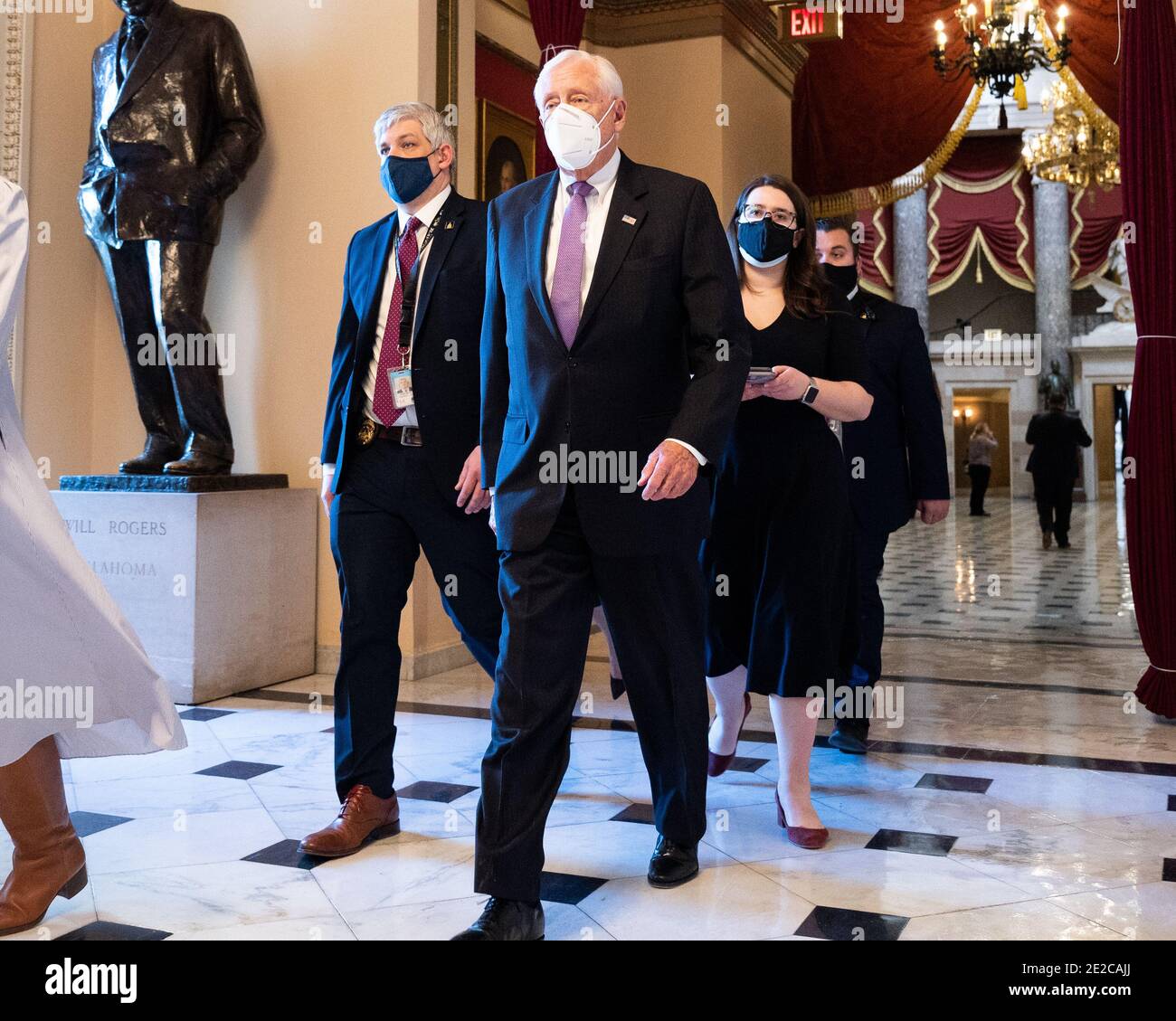 Il rappresentante degli Stati Uniti Steny Hoyer (D-MD) arriva per un dibattito alla Camera dei rappresentanti circa l'impeachment. Foto Stock