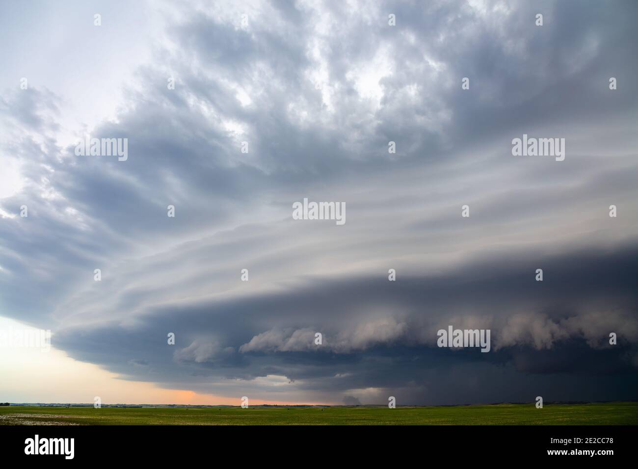 Nuvole di tempesta ominosa da una supercella vicino Arnold, Nebraska Foto Stock
