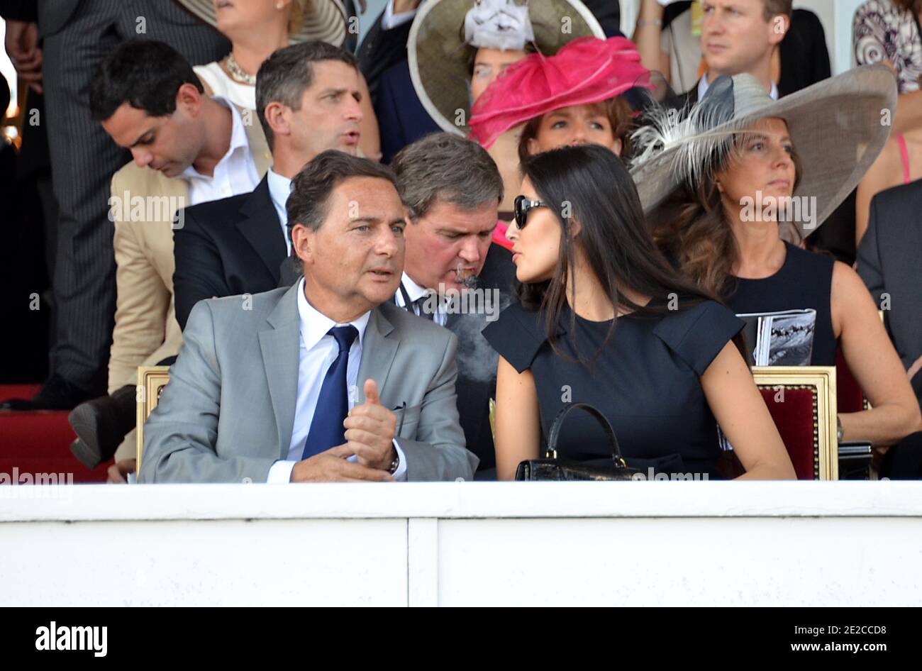 Eric Besson e sua moglie Yasmine frequentano il 90° Arco di Trionfo, una delle gare più ricche del mondo, all'ippodromo di Longchamp, vicino a Parigi, Francia, il 2 ottobre 2011. Foto di Thierry Plessis/ABACAPRESS.COM Foto Stock