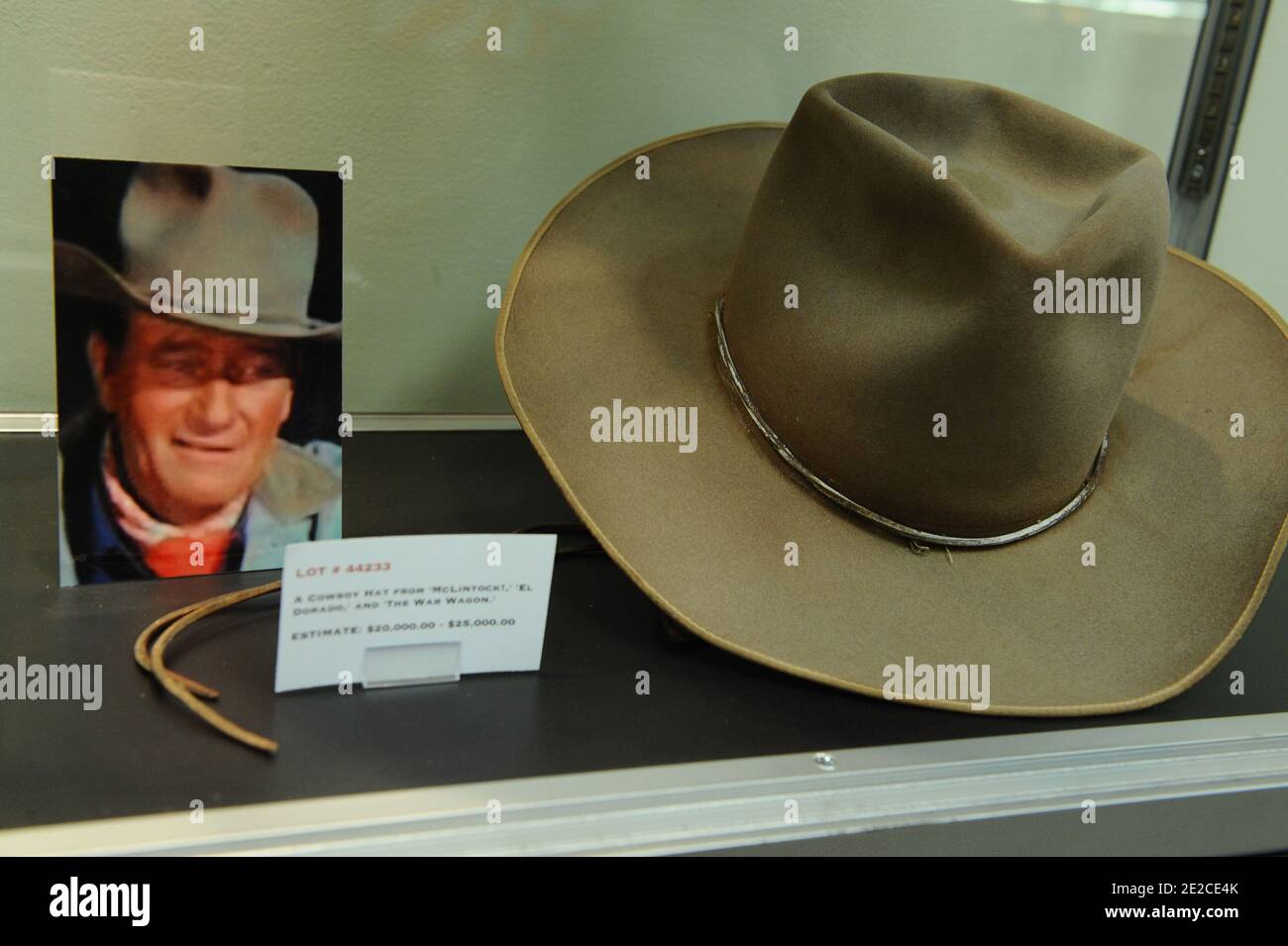 John Wayne premiazioni, costumi e cimeli personali in anteprima prima di essere in asta Heritage Auctions presso l'Hyatt Regency Plaza Hotel a Los Angeles, CA, USA il 6 ottobre 2011. Foto di Lionel Hahn/ABACAPRESS.COMLOT Foto Stock