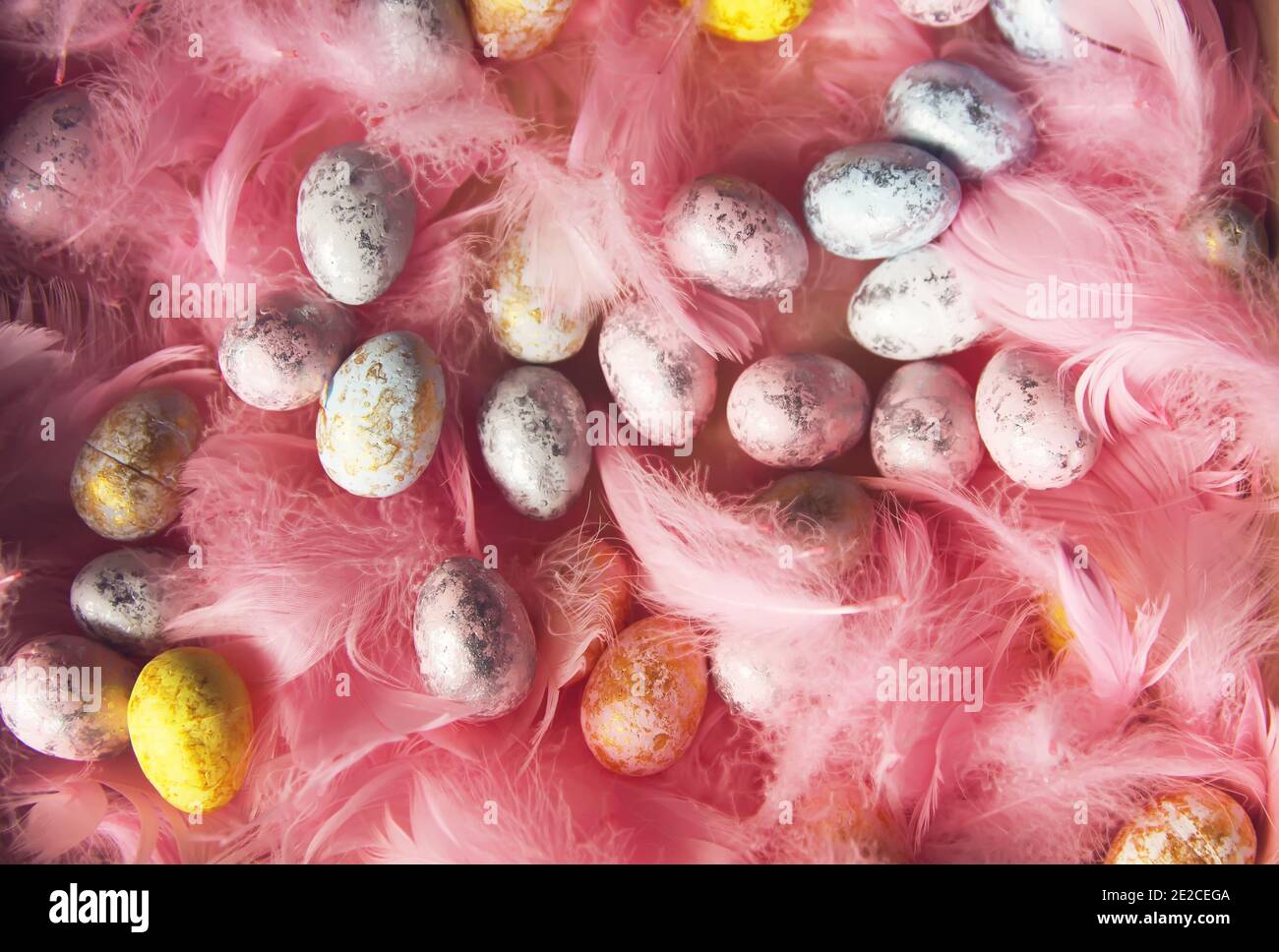 Composizione pasquale con decor tradizionale. Uova di colore piccolo e piume morbide. Foto Stock