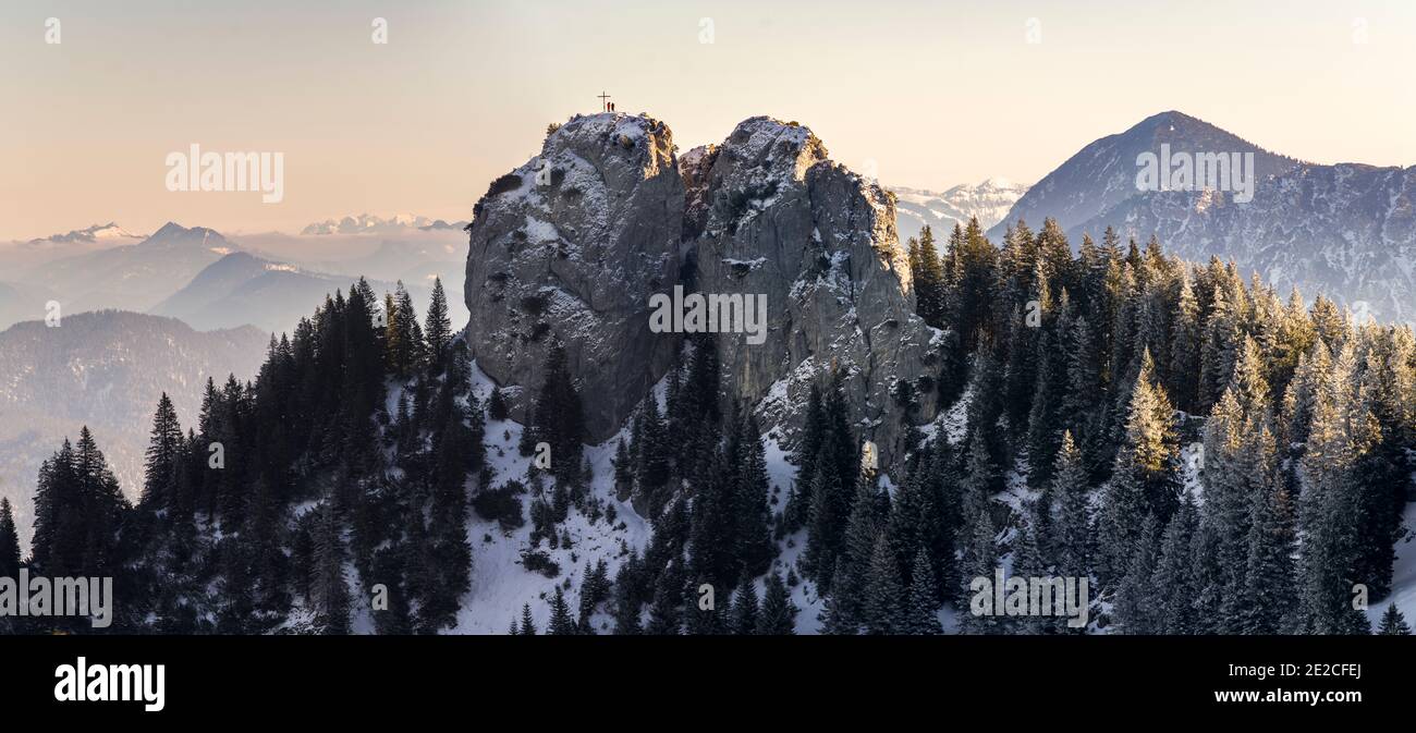 2 escursionisti al tramonto sulla cima della splendida montagna Ettal Nelle Alpi Foto Stock