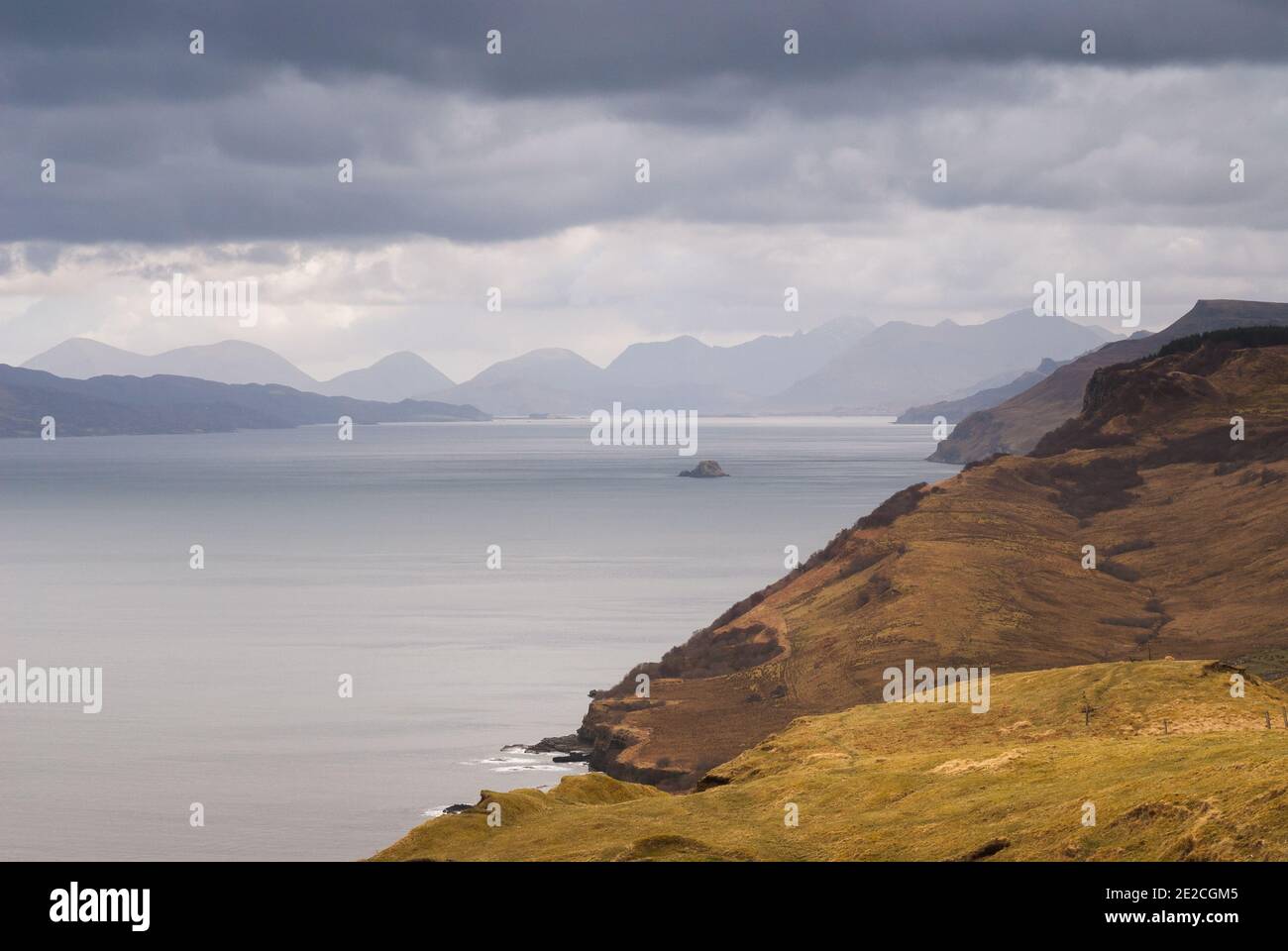 Vista a sud dalla penisola di Trotternish lungo il Sound of Raasay verso la rossa Cuillin, Isola di Skye. Foto Stock