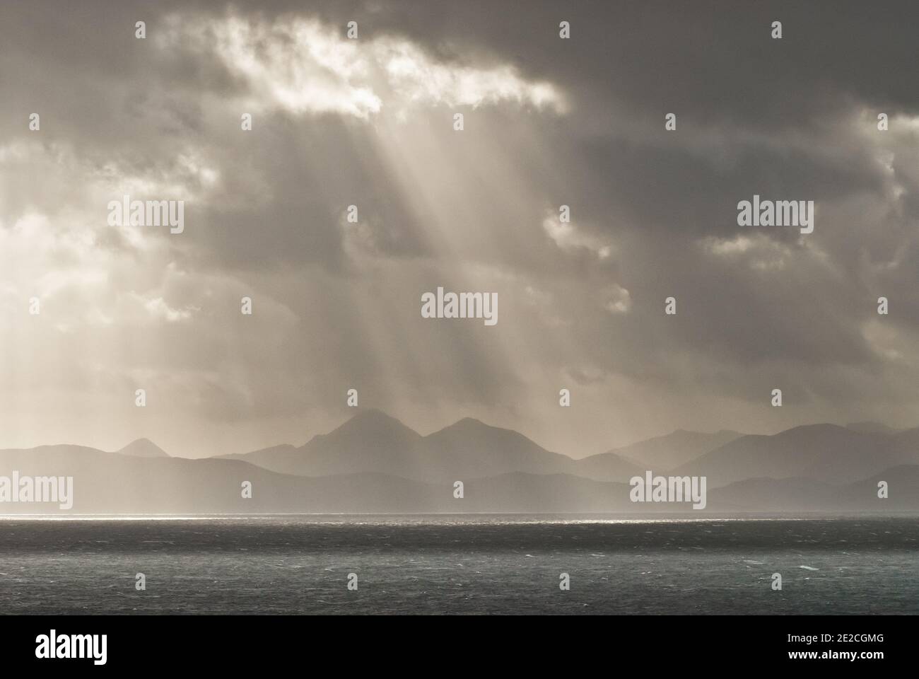 Vista tempestosa della Cuillin rossa, Isola di Skye, vista dalla penisola di Applecross, Torridon, Wester Ross, parte del percorso turistico della costa settentrionale 500. Foto Stock