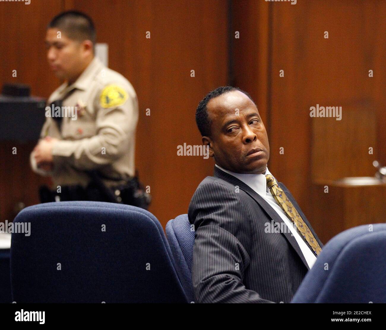 Il Dr Conrad Murray Guarda Alla Galleria Durante Il Suo Processo Nella Morte Della Pop Star Michael Jackson A Los Angeles Il 05 Ottobre 11 Foto Di Mario Anzuoni Piscina Abacapress Com Foto Stock