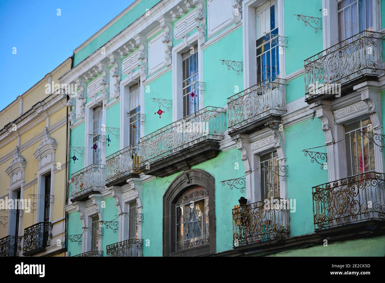 Vista esterna di colorati edifici coloniali nel centro storico di Puebla de Zaragoza, Messico. Foto Stock