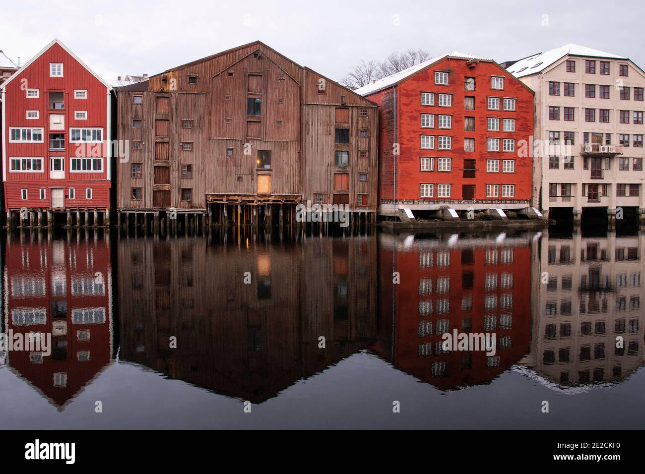 Vecchi magazzini in legno sul fiume Nidelva, Trondheim, Norvegia Foto Stock