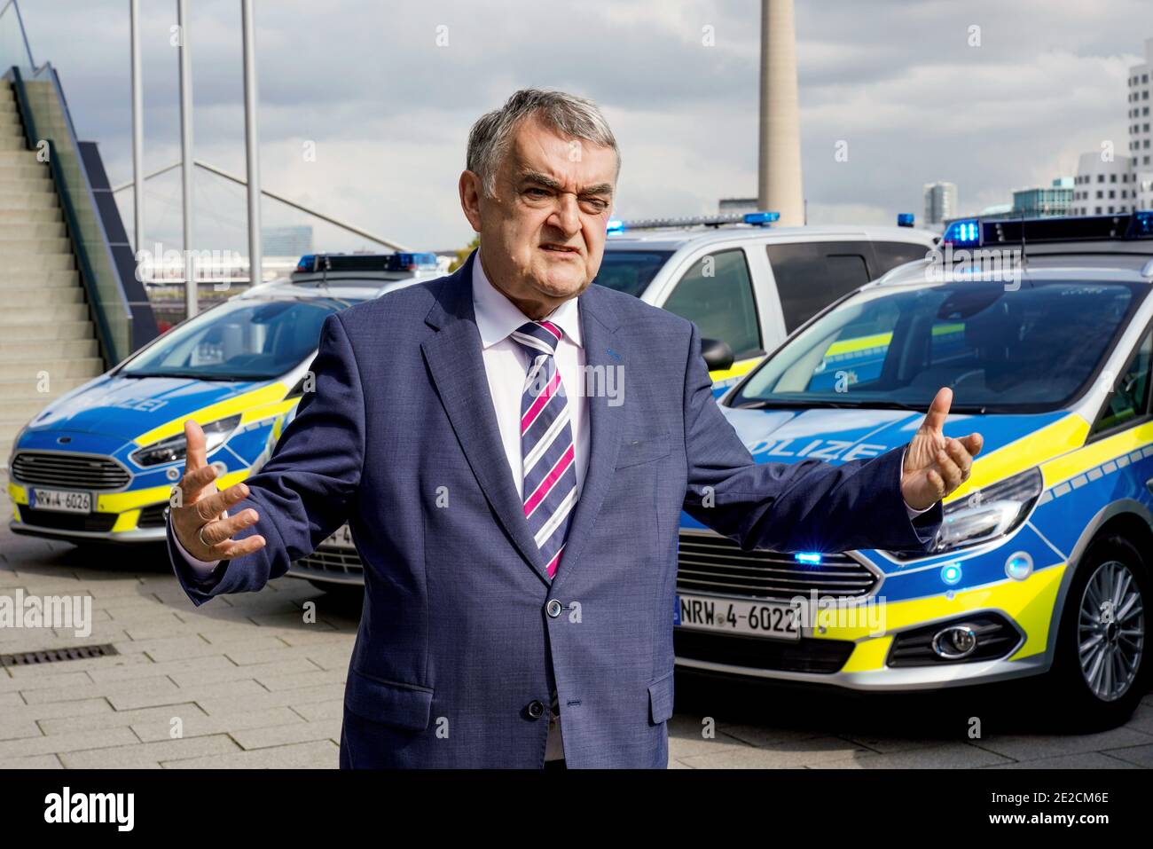 Düsseldorf, 23.9.2019: Nordrhein-Westfalens Innenminister Herbert Reul bei der Übergabe von Ford S-MAX, dem neuen Streifenwagen, von denen in den nächsten Jahren 1200 Stück der Polizei NRW übergeben werden. Foto Stock