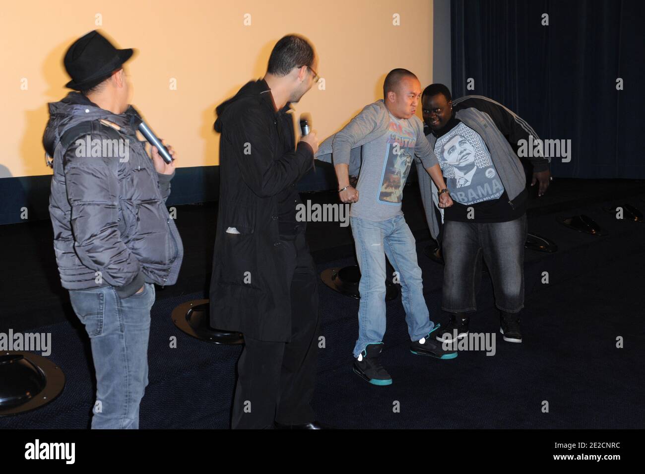 L-R : Booder, Djamel Bensalah (regista), Steve Tran e Issa Doumbia partecipano ad una proiezione del loro film 'BEUR sur la Ville' all'UGC George V di Parigi, Francia, il 11 ottobre 2011. Foto di Ammar Abd Rabbo/ABACAPRESS.COM Foto Stock