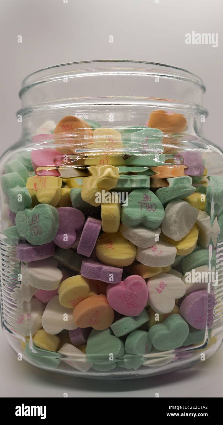 Vaso pieno di dolci cuori di conversazione per San Valentino Foto Stock