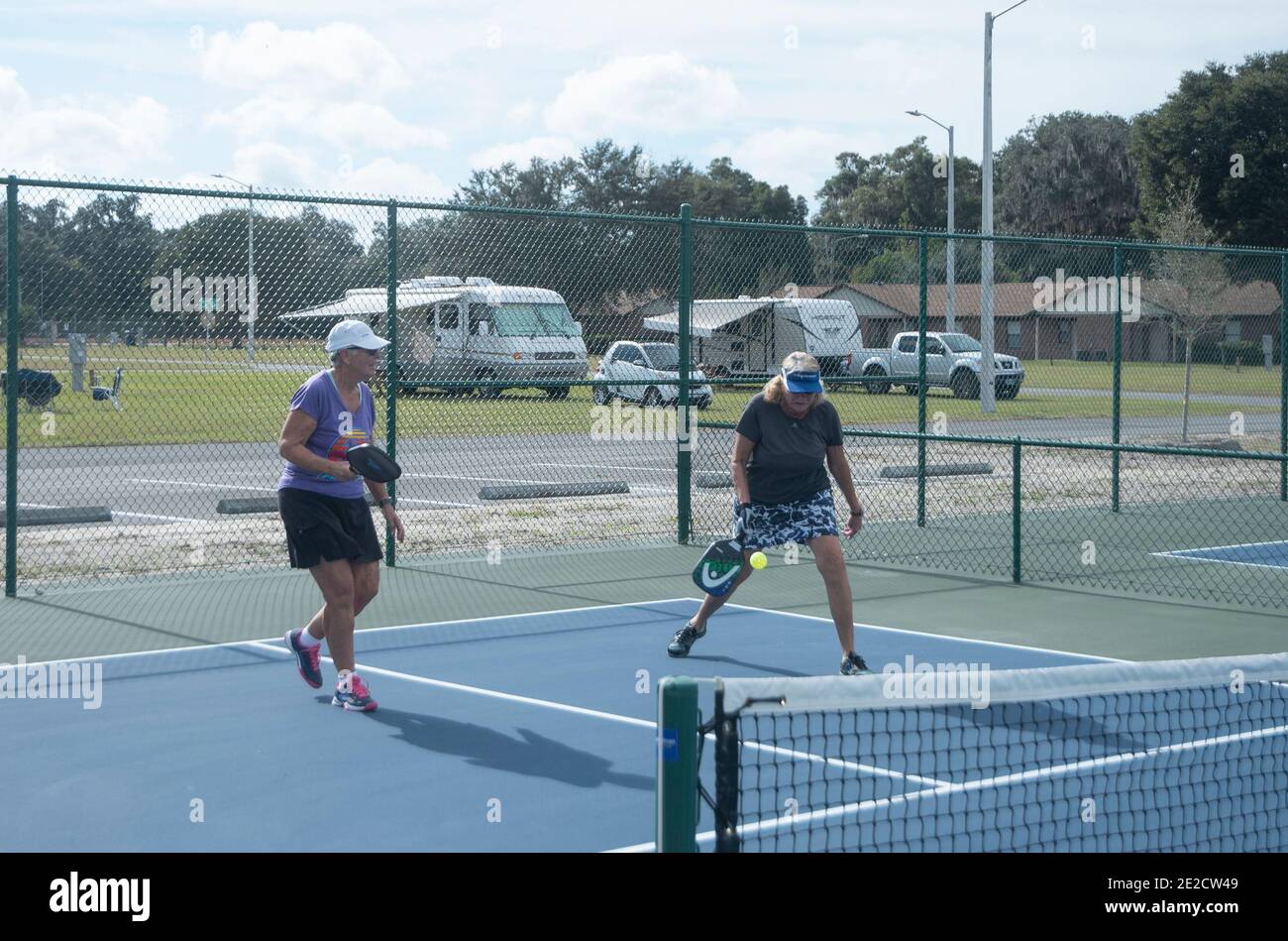 Due donne giocano a pickleball in un sito RV a Webster, Florida. Foto Stock