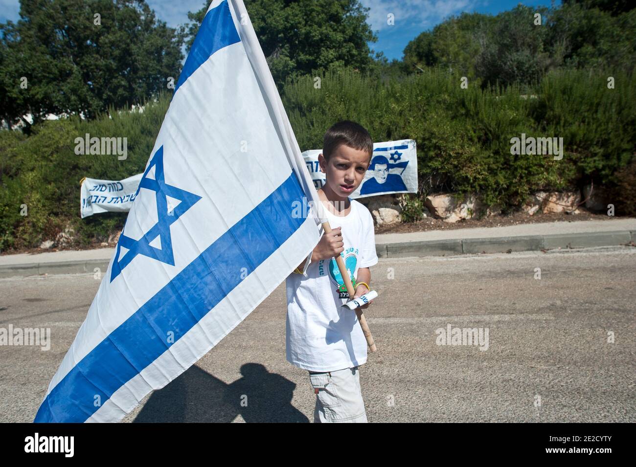 Un ragazzo di liltle che si arguisce in Mitzpe Hila Gilad Shalit libero, liberato dalla televisione egittana il 18 ottobre 2011. SFC Gilad Shalit è stato portato in territorio egiziano e trasferito dalle mani del Hamas alla cura dei rappresentanti del governo egiziano, ed è attualmente al valico di Rafah. Incontrerà poi i rappresentanti dell'IDF che lo accompagneranno all'incrocio di Kerem Shalom, attraverso il quale ritornerà in Israele. Foto di Jorge Novominsky/ABACAPRESS.COM Foto Stock