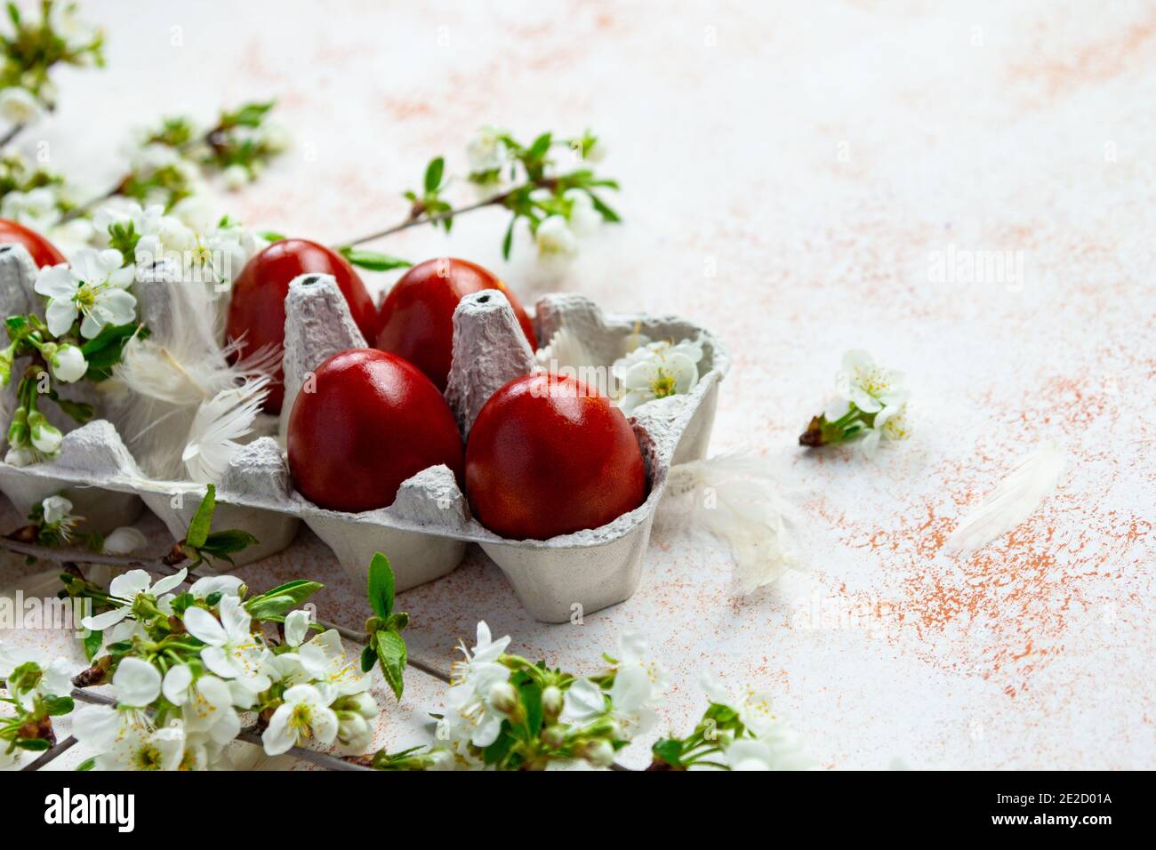 Uova di Pasqua dipinte con fiori di primavera rustici Foto Stock