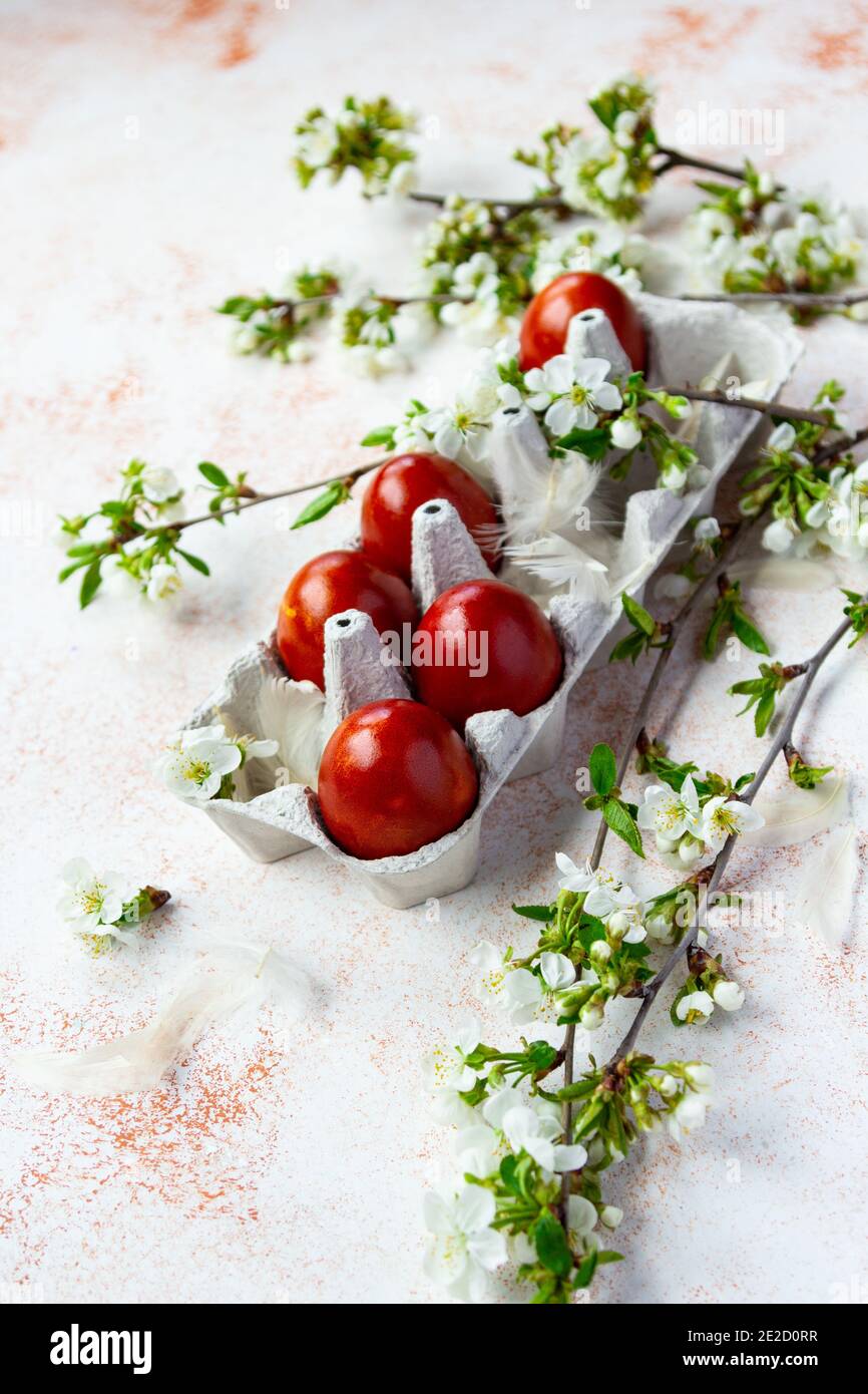 Uova di Pasqua dipinte con fiori di primavera rustici Foto Stock