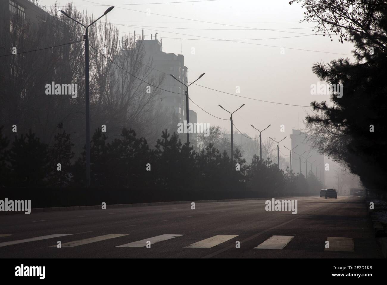 Inquinamento atmosferico in inverno in Kirghizistan, il problema principale dell'inquinamento è l'uso del carbone come risorsa per la produzione di calore Foto Stock