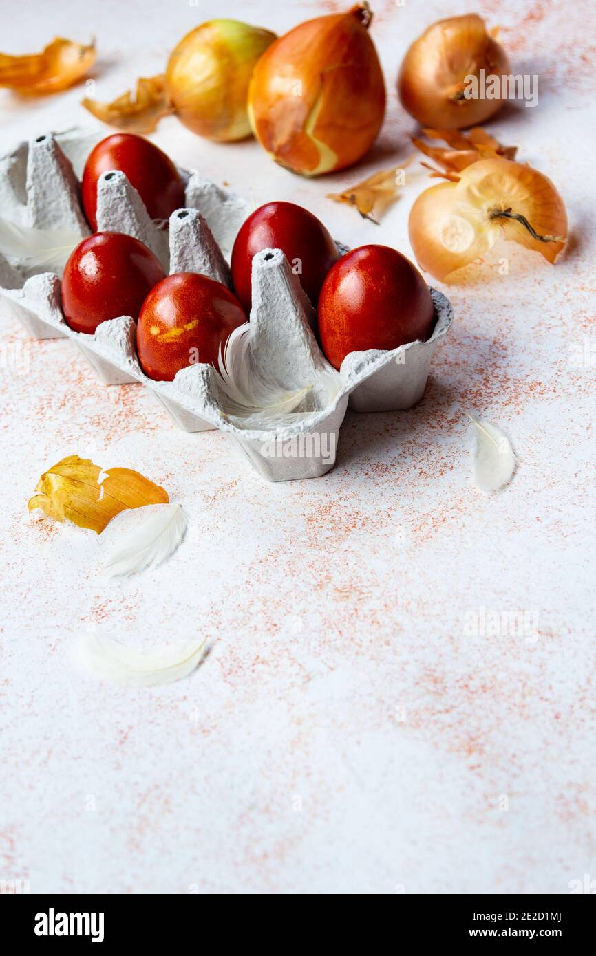 Uova di Pasqua dipinte con cipolla colorante naturale, spazio copia Foto Stock
