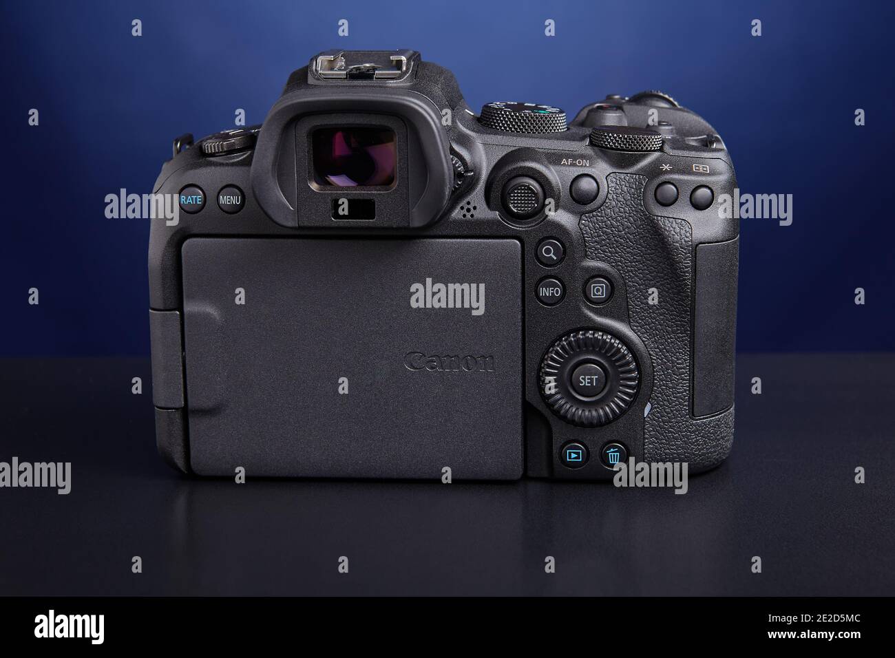 San Pietroburgo, Russia - 9 gennaio 2021: Design della telecamera mirrorless Canon EOS R6 è un gruppo di comandi che comprende sette pulsanti, due quadranti e gioiosi Foto Stock