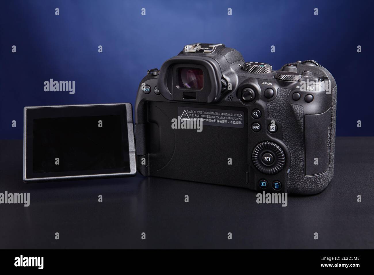 San Pietroburgo, Russia - 9 gennaio 2021: Canon ha equipaggiato la EOS R6 con un touchscreen completamente articolato. Foto Stock