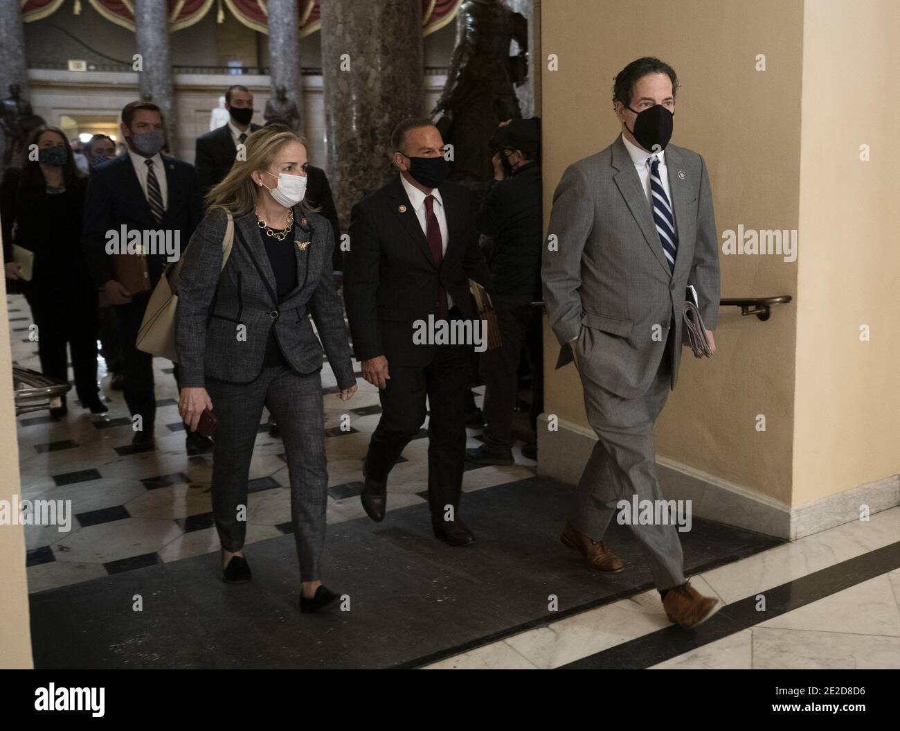 Washington, Stati Uniti. 13 gennaio 2021. Jamie Raskin, D-MD, cammina con gli altri manager di impeachment mentre vanno a votare per l'impeachment del presidente Donald J. Trump, nelle Camere della Camera del Campidoglio degli Stati Uniti a Washington, DC mercoledì 13 gennaio 2021. Il Parlamento ha votato per impedire al presidente Trump per la seconda volta con l'accusa di aver incitato una "insurrezione" con la rivolta della scorsa settimana al Campidoglio degli Stati Uniti che ha lasciato 5 morti. Foto di Kevin Dietsch/UPI Credit: UPI/Alamy Live News Foto Stock