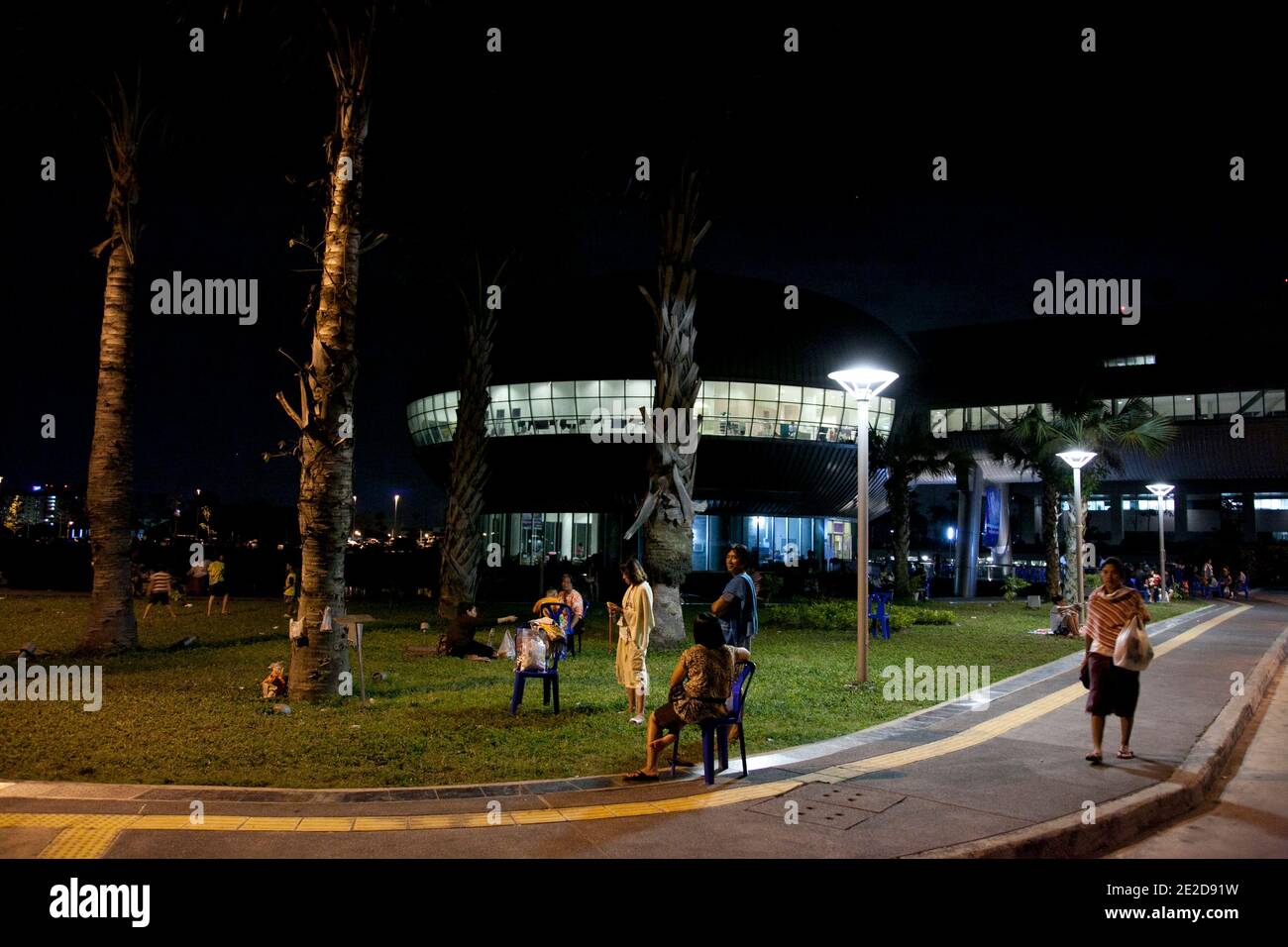 Le vittime delle inondazioni sono raffigurate nel campo di refigiees al centro di salvataggio, Chang wattana gouvernment Complex a Bangkok, Thailandia, 31 ottobre 2011. 2500 persone ora partono in questo centro. Un totale di 381 persone sono state confermate morte e due persone sono scomparse nelle peggiori inondazioni della Thailandia che hanno inondato molte province dal luglio 25, ha detto domenica il Dipartimento per la prevenzione e la mitigazione dei disastri. Foto di Frederic Belge/ABACAPRESS.COM Foto Stock