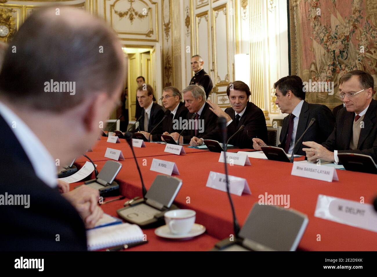 Il ministro francese dell'economia Francois Baroin accanto al governatore della Banca di Francia, Christian Noyer, primo ministro francese Francois Fillon, sono raffigurati durante un incontro con i funzionari delle principali banche francesi, un giorno dopo la decisione del primo ministro greco di porre il suo salvataggio dell'UE a un referendum. Le azioni francesi sono scese del 0.22 per cento a metà mattina negoziando oggi, invertendo un primo rally da forti perdite il 1 novembre in risposta alla richiesta di un referendum in Grecia sul suo salvataggio del debito, il 2 novembre 2011 a Parigi, Francia. Foto di Stephane Lemouton/ABACAPRESS.COM Foto Stock