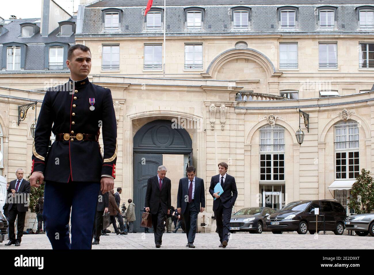 Il primo ministro francese, Francois Fillon, il ministro delle finanze francese, Francois Baroin e il governatore della Banca di Francia Christian Noyer tornano all'Hotel Matignon dopo una conferenza stampa, un giorno dopo la decisione del primo ministro greco di sottoporre il suo salvataggio dell'UE a referendum. Le azioni francesi sono scese del 0.22 per cento a metà mattina negoziando oggi, invertendo un primo rally da forti perdite il 1 ° novembre in risposta alla richiesta di un referendum in Grecia sul suo salvataggio del debito. , il 2 novembre 2011 a Parigi, Francia. Foto di Stephane Lemouton/ABACAPRESS.COM Foto Stock