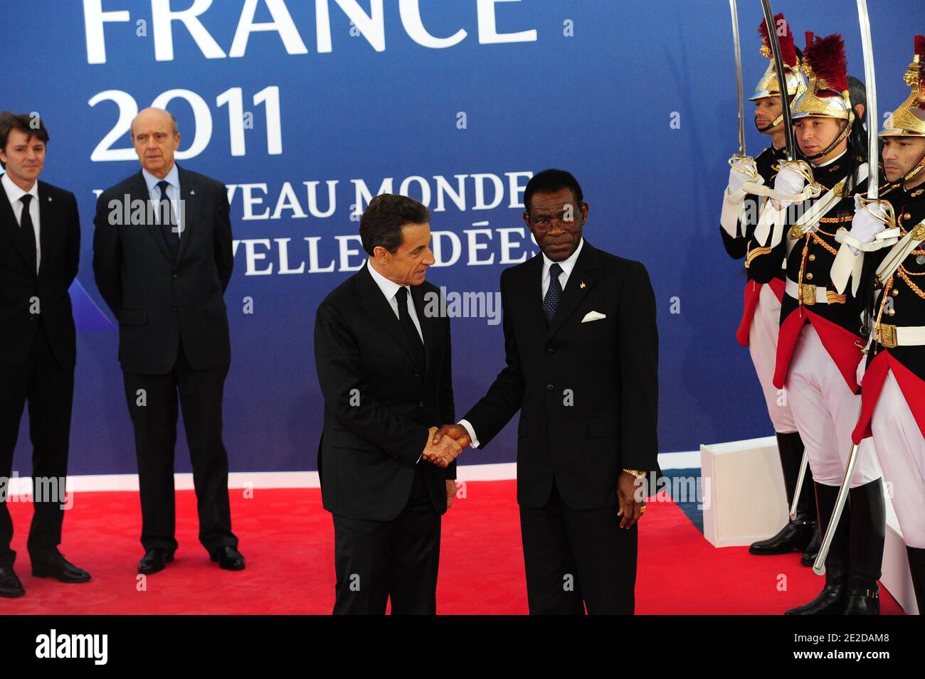 Il presidente francese Nicolas Sarkozy riceve il presidente della Guinea equatoriale Teodoro Obiang Nguema in occasione del vertice dei capi di Stato e di governo del G20 tenutosi a Cannes, nella Francia sudorientale, il 3 novembre 2011. I leader economici più importanti del mondo partecipano al vertice del G20 che si terrà a Cannes il 3 e 4 novembre. Si prevede che i leader discuteranno le questioni attuali relative al sistema finanziario globale nella speranza di eliminare una recessione globale e trovare una risposta alla crisi dell’Eurozona. Foto di Mousse/ABACAPRESS.COM Foto Stock