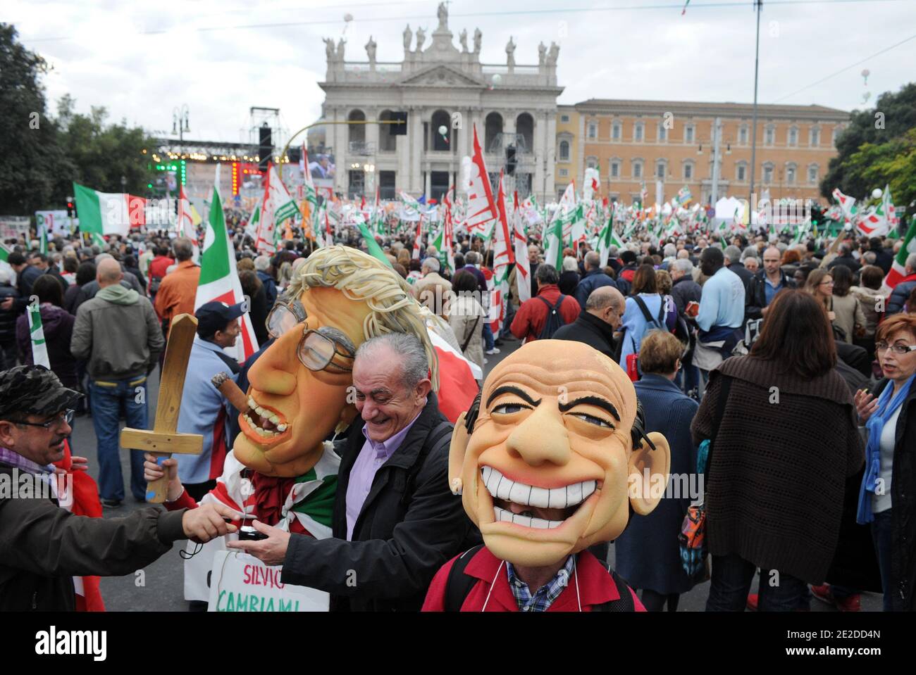 Manifestanti che indossano maschere del primo ministro italiano Silvio Berlusconi (R) e del leader della Lega Nord Umberto Bossi partecipano a una protesta contro Silvio Berlusconi senza titolo 'ricostruzione. A nome del popolo italiano organizzato dal Partito democratico di sinistra (PD) a Roma, Italia, il 5 novembre 2011 a Roma. Foto di Eric Vandeville/ABACAPRESS.COM Foto Stock Manifestanti che indossano maschere del primo ministro italiano Silvio Berlusconi (R) e del leader della Lega Nord Umberto Bossi partecipano a una protesta contro Silvio Berlusconi senza titolo 'ricostruzione. A nome del popolo italiano organizzato dal Partito democratico di sinistra (PD) a Roma, Italia, il 5 novembre 2011 a Roma. Foto di Eric Vandeville/ABACAPRESS.COM Foto Stock