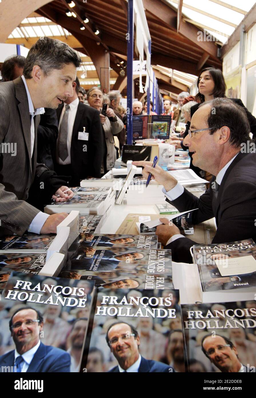 Candidato del Partito Socialista Francese (PS) alle elezioni presidenziali del 2012 e presidente del Consiglio Generale della Correze Francois Hollande dedica il suo libro durante la 30esima fiera del libro di Brive-la-Gaillarde, Francia, il 5 novembre 2011. Foto di Patrick Bernard/ABACAPRESS.COM Foto Stock