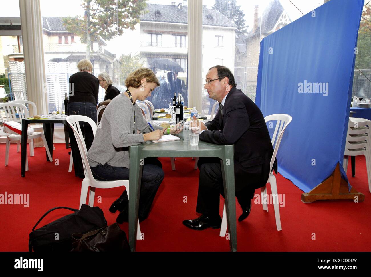 Candidato del Partito Socialista Francese (PS) alle elezioni presidenziali del 2012 e presidente del Consiglio Generale della Correze Francois Hollande dedica il suo libro durante la 30esima fiera del libro di Brive-la-Gaillarde, Francia, il 5 novembre 2011. Foto di Patrick Bernard/ABACAPRESS.COM Foto Stock