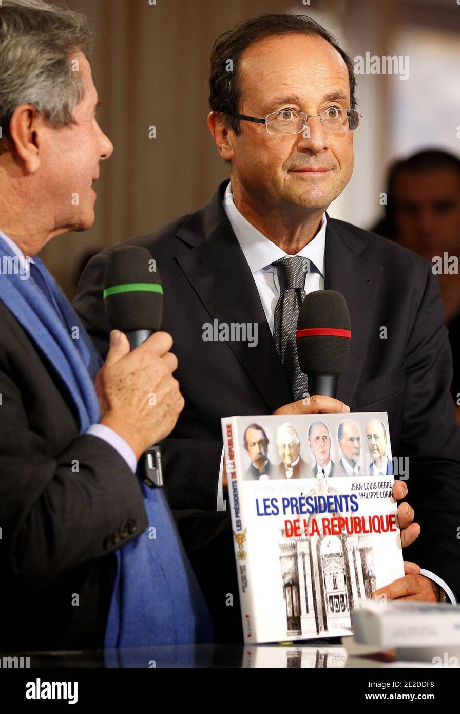 Ex Assemblea Nazionale il presidente dell'UMP Jean-Louis Debre offre a Francois Hollande il suo libro sulle differenze del presidente francese come parte della 30esima fiera del libro di Brive-la-Gaillarde, Francia, il 5 novembre 2011. Foto di Patrick Bernard/ABACAPRESS.COM Foto Stock