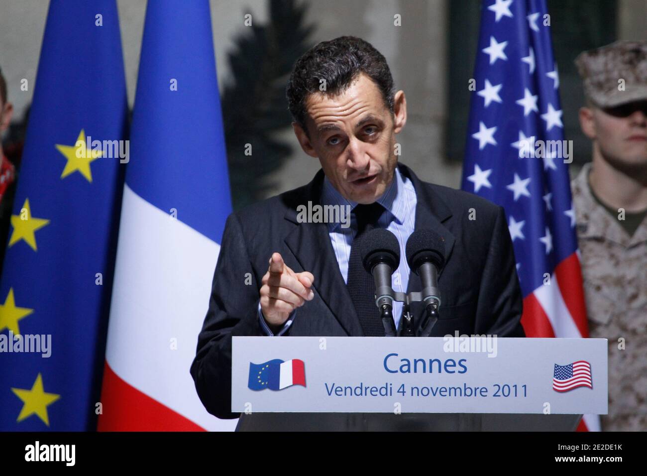 Il presidente francese Nicolas Sarkozy è raffigurato durante una cerimonia il monumento dedicato alle vittime della prima guerra mondiale con il presidente degli Stati Uniti a Cannes il 4 novembre 2011, alla fine del vertice dei capi di Stato e di governo del G20. Obama e Sarkozy hanno preso parte a una cerimonia che celebra l'alleanza tra gli eserciti degli Stati Uniti e della Francia. Foto di Ludovic/piscina/ABACAPRESS.COM Foto Stock