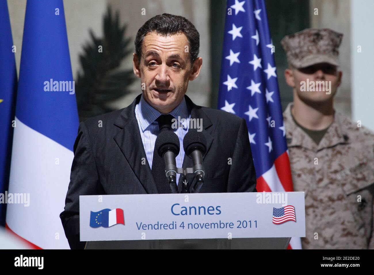 Il presidente francese Nicolas Sarkozy è raffigurato durante una cerimonia il monumento dedicato alle vittime della prima guerra mondiale con il presidente degli Stati Uniti a Cannes il 4 novembre 2011, alla fine del vertice dei capi di Stato e di governo del G20. Obama e Sarkozy hanno preso parte a una cerimonia che celebra l'alleanza tra gli eserciti degli Stati Uniti e della Francia. Foto di Ludovic/piscina/ABACAPRESS.COM Foto Stock