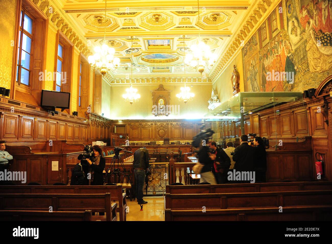 Atmosfera prima dell'apertura del terrorista venezuelano Illich Ramirez Sanchez, alias Carlos il Jackal ad un tribunale a Parigi, Francia il 7 novembre 2011. Carlos the Jackal sarà processato per 'complicità negli assassini e nella distruzione di beni con sostanze esplosive' per bombardamenti in Francia nel 1982 e 1983 che hanno ucciso 11 persone e ferito più di 100. Foto di Mousse/ABACAPRESS.COM Foto Stock