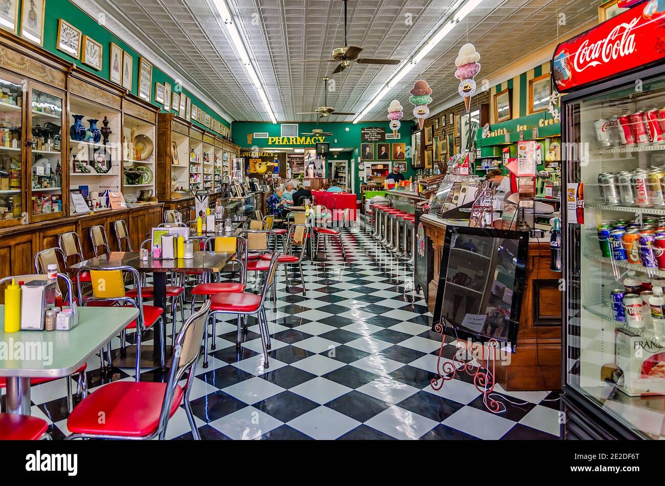 La gente mangia il pranzo al Borroum’s Drug Store, 5 marzo 2012, a Corinth, Mississippi. Foto Stock