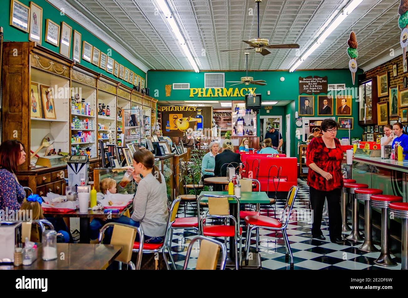 La gente mangia il pranzo al Borroum’s Drug Store, 5 marzo 2012, a Corinth, Mississippi. Foto Stock