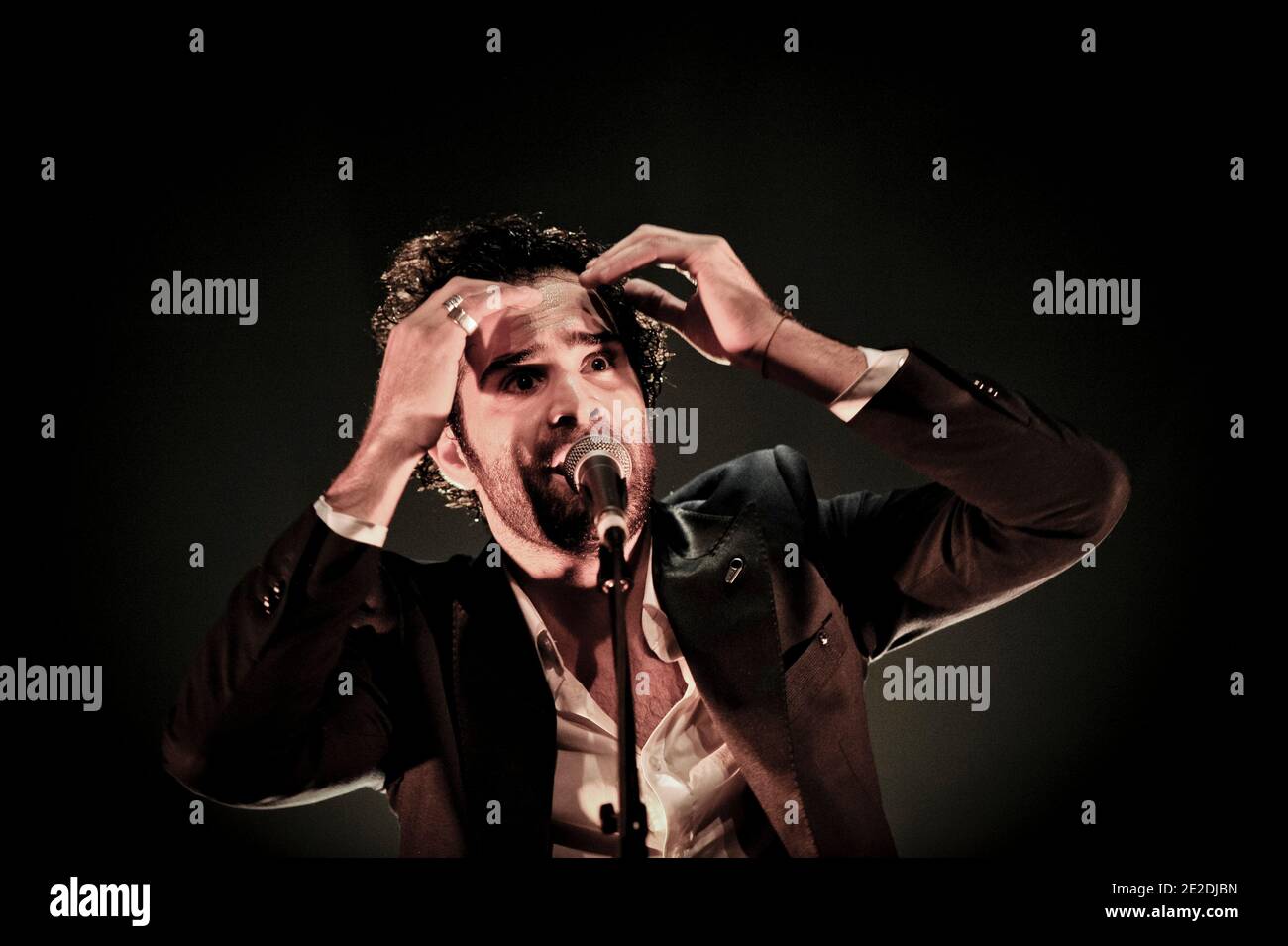 Ycare si esibisce dal vivo al le Cafe de la Danse di Parigi, in Francia, il 9 novembre 2011. Foto di Nicolas Gouhier/ABACAPRESS.COM Foto Stock