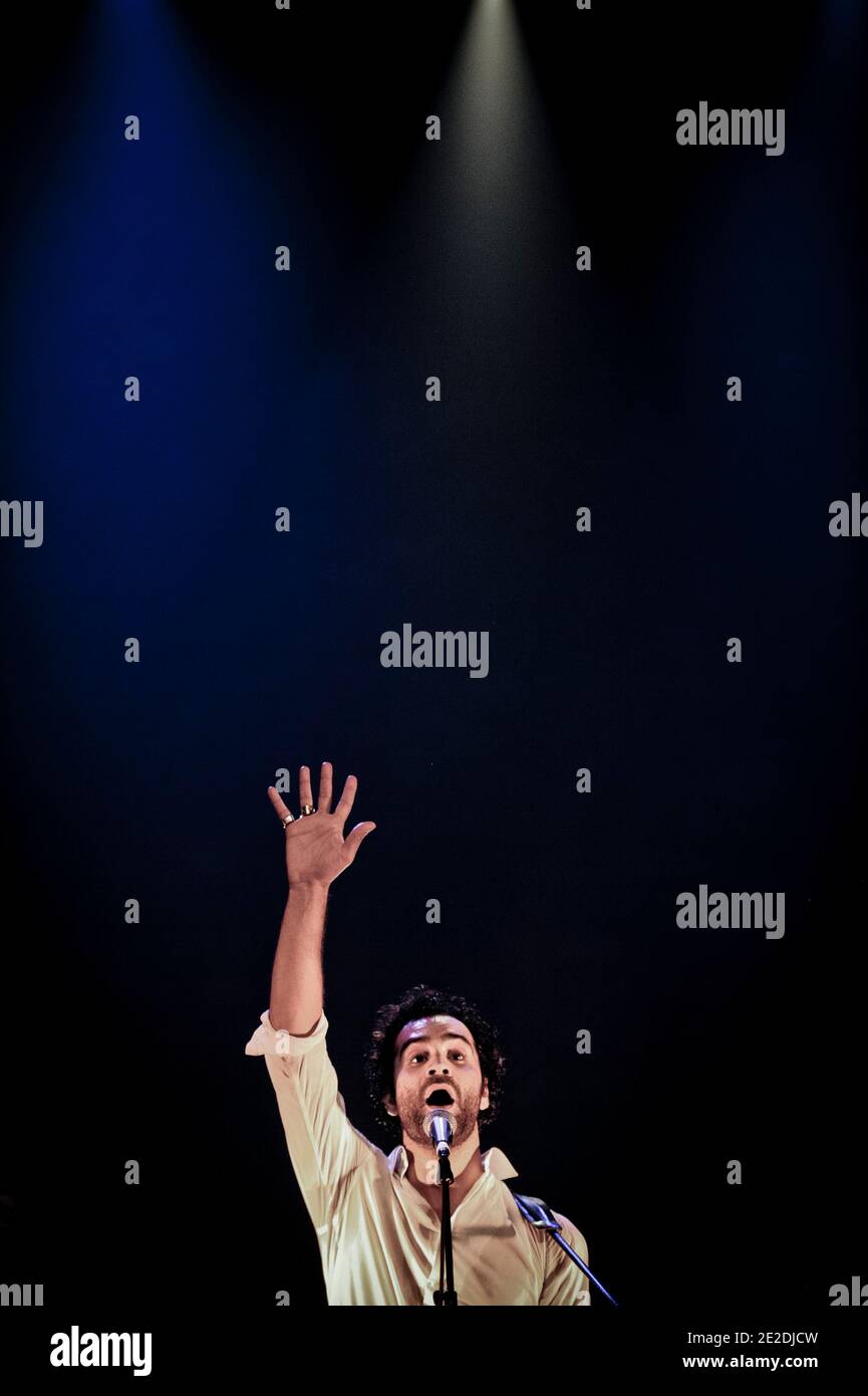 Ycare si esibisce dal vivo al le Cafe de la Danse di Parigi, in Francia, il 9 novembre 2011. Foto di Nicolas Gouhier/ABACAPRESS.COM Foto Stock