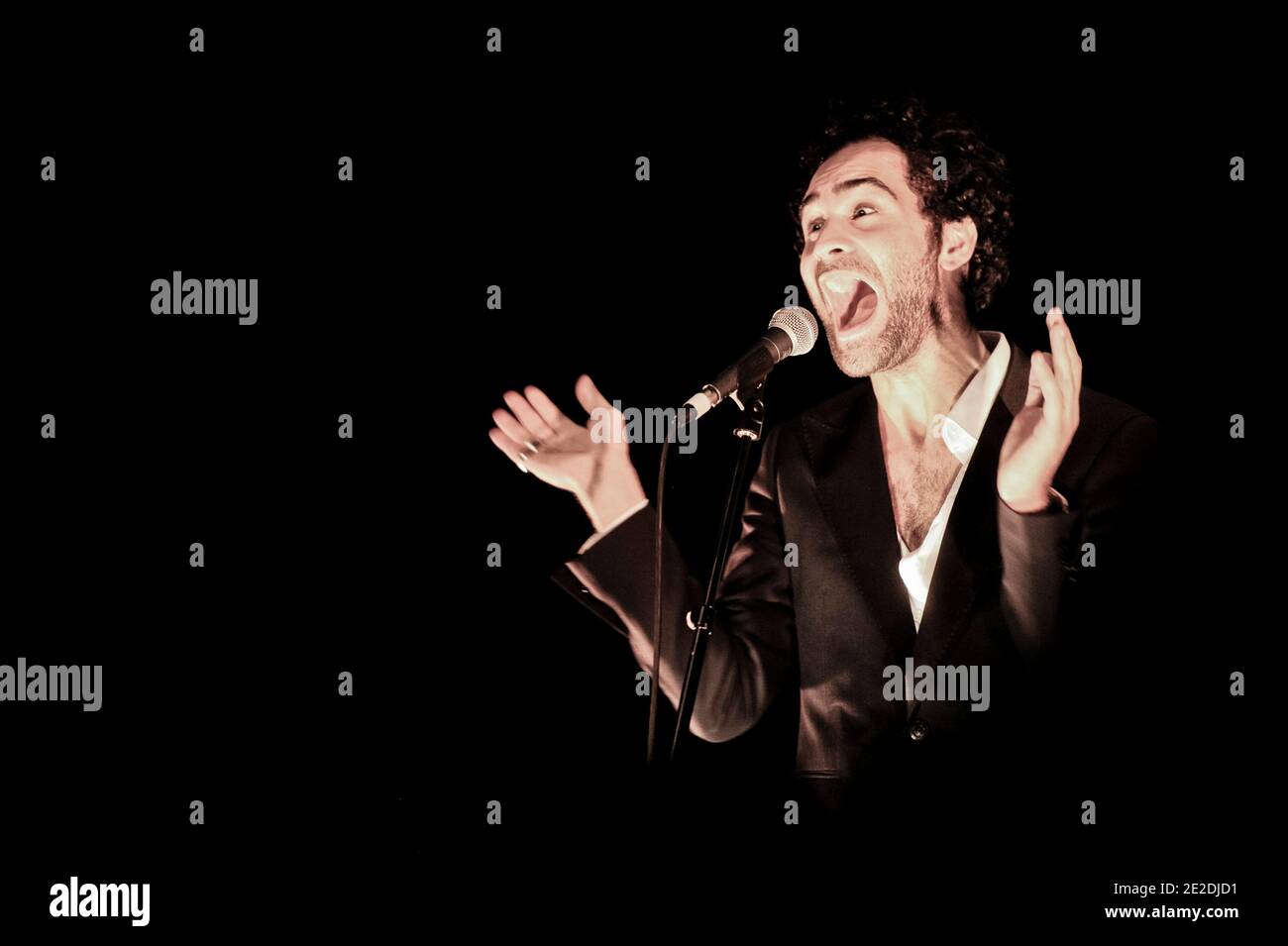 Ycare si esibisce dal vivo al le Cafe de la Danse di Parigi, in Francia, il 9 novembre 2011. Foto di Nicolas Gouhier/ABACAPRESS.COM Foto Stock