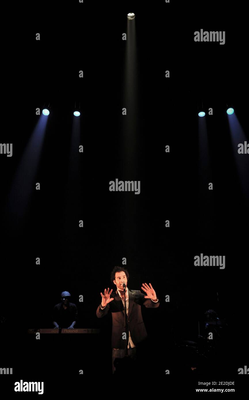 Ycare si esibisce dal vivo al le Cafe de la Danse di Parigi, in Francia, il 9 novembre 2011. Foto di Nicolas Gouhier/ABACAPRESS.COM Foto Stock