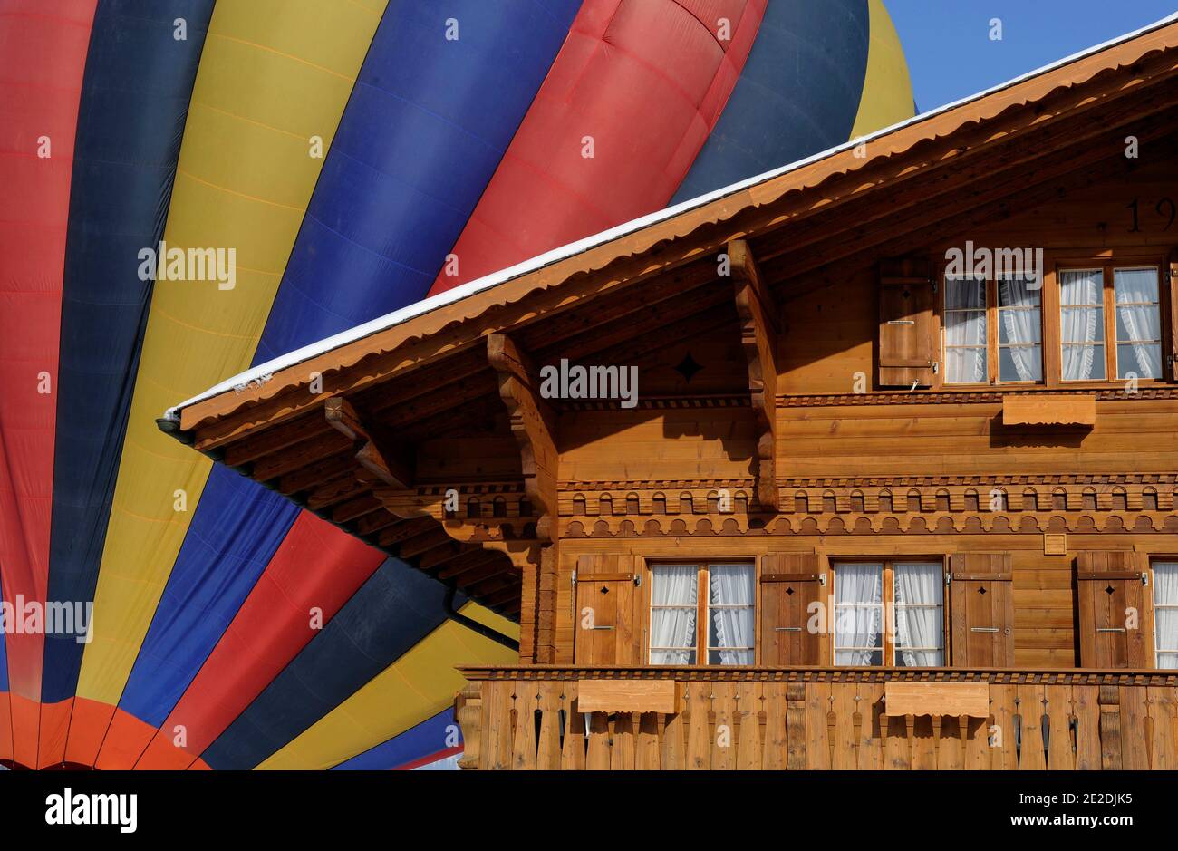 Da Gstaad, popolare mongolfiera svizzera Francia, il principale turismo della Francia organizza voli in mongolfiera ad alta quota sulle Alpi svizzere, Gstaad, Alpi svizzere, 2011. Foto di David Lefranc/ ABACAPRESS.COM Au départ de Gstaad,célèbre station suisse, France Montgolfières, leader en France du tourisme aérostatique organisation des vols en haute altitude en montgolfiere au-dessus des Alpes Suisses, gstaad, alpes suisses, 2011. Photos par Lefranc David / ABACAPRESS.COM Foto Stock