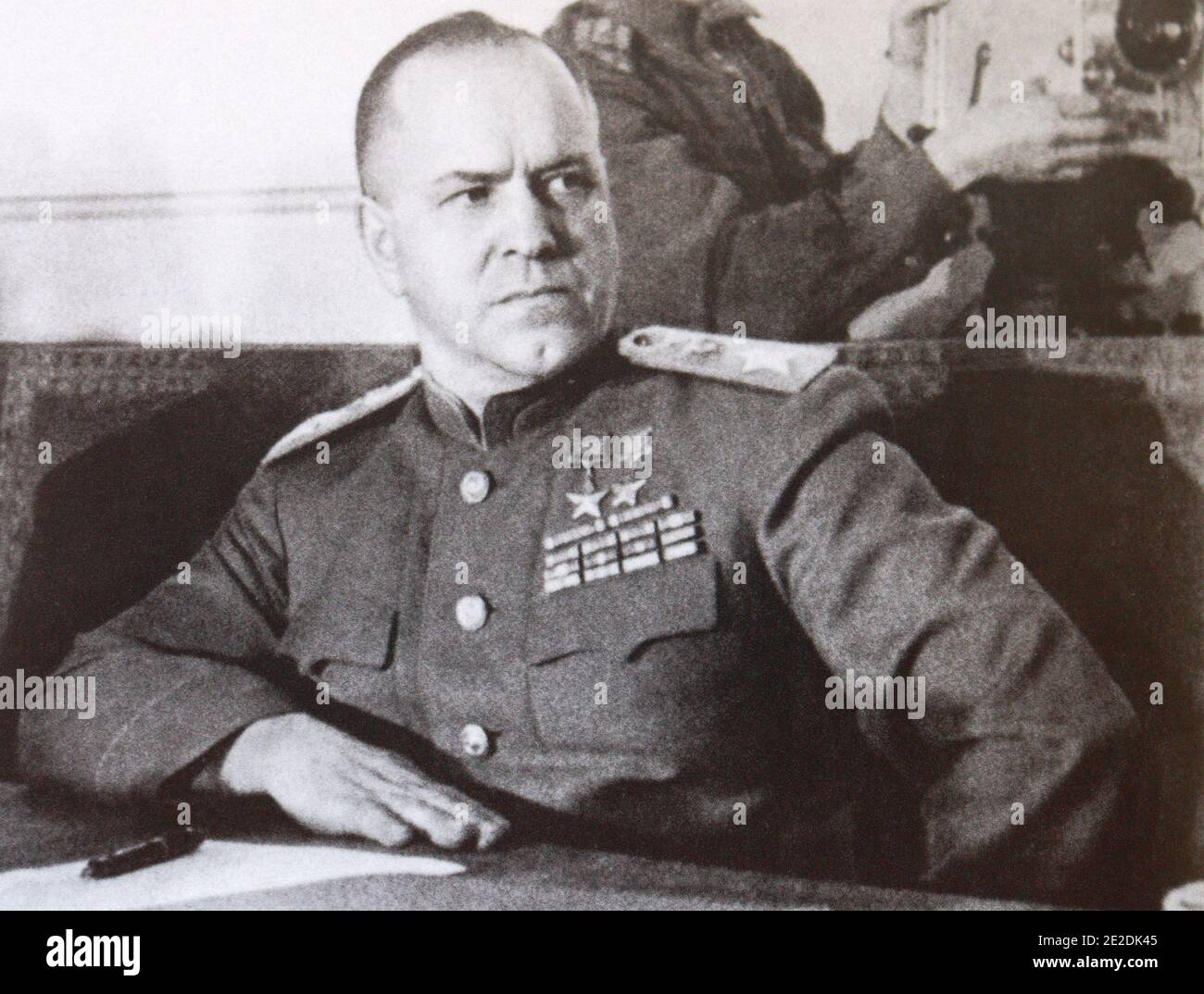 Maresciallo dell'Unione Sovietica G.K. Zhukov durante la firma dell'atto di resa incondizionata della Germania. Berlino, 8 maggio 1945. Foto Stock