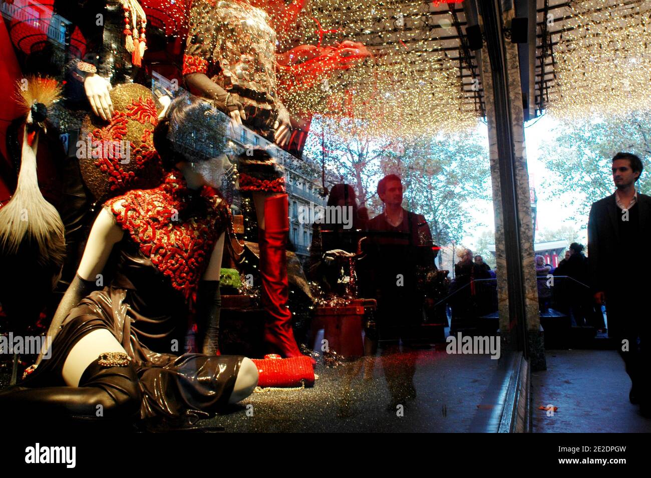 Le finestre di Natale del grande magazzino Printemps a Parigi, Francia, Novembre 2011.Foto di Alain Apaydin / ABACAPRESS.COM Vitrines de Noël du Grand magasin le Printemps à Parigi, Francia, Novembre 2011. Foto di Alain Apaydin / ABACAPRESS.COM Foto Stock