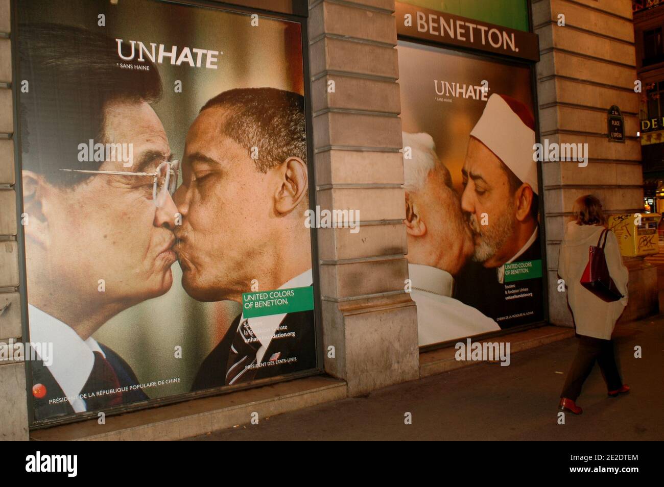I poster della nuova campagna pubblicitaria di Benetton 'Unhate' sono in  mostra sulle sue vetrine del negozio principale, Place de l'Opera a Parigi,  Francia, 16 novembre 2011. Mostrano varie immagini di avversari