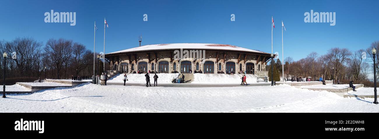 09 gennaio 2021 - Montreal, Quebec, Canada Kondiaronk Belvedere Chalet Mont Royal nella soleggiata giornata invernale Foto Stock