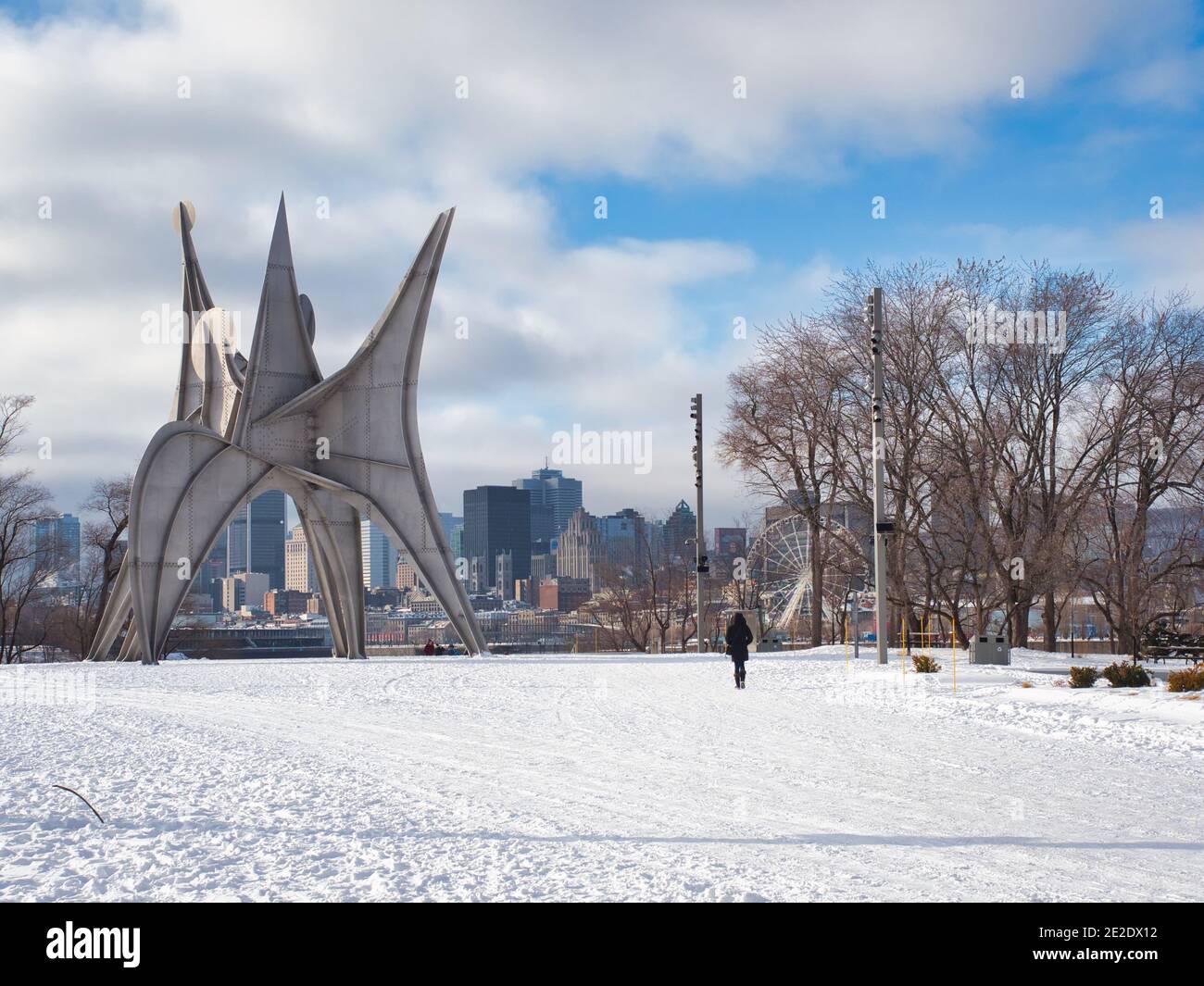 09 gennaio 2021 - Montreal, Canada Alexander Calder Trois Disques dalla collezione pubblica d'Arte di Montreal nel Parco Jean-Drapeau durante un inverno Foto Stock