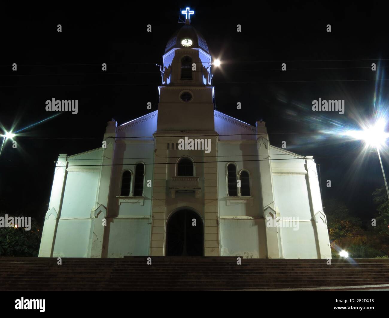 Moderna chiesa situata in un paese tropicale (Ibitinga / São Paulo / Brasile) Foto Stock