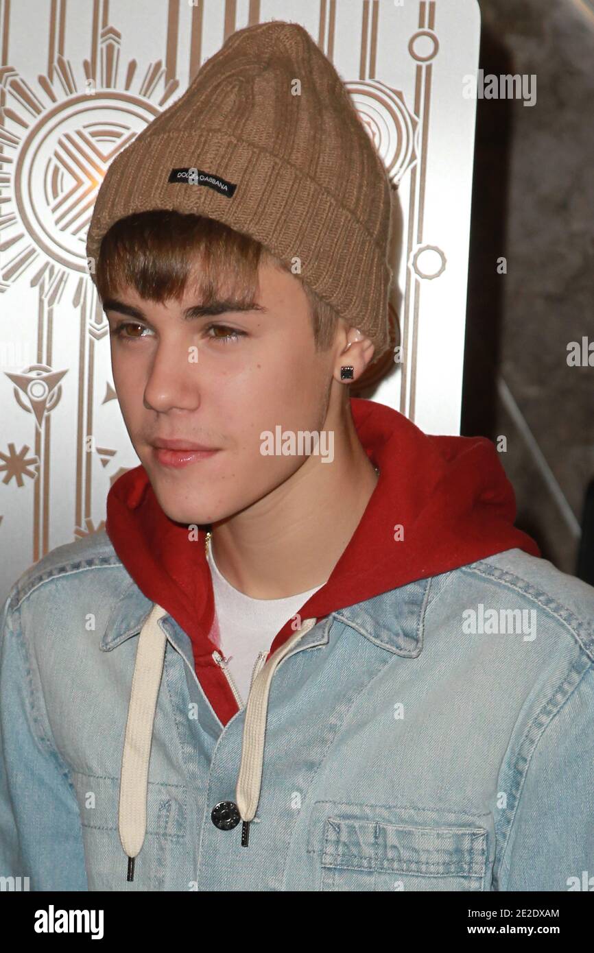 Teen Pop Sensation Justin Bieber Illumina L Empire State Building Rosso E Verde Per Le Vacanze In Onore Della Marine Toys For Tos Foundation E La Collaborazione Con rdman E Sony Pictures Animation