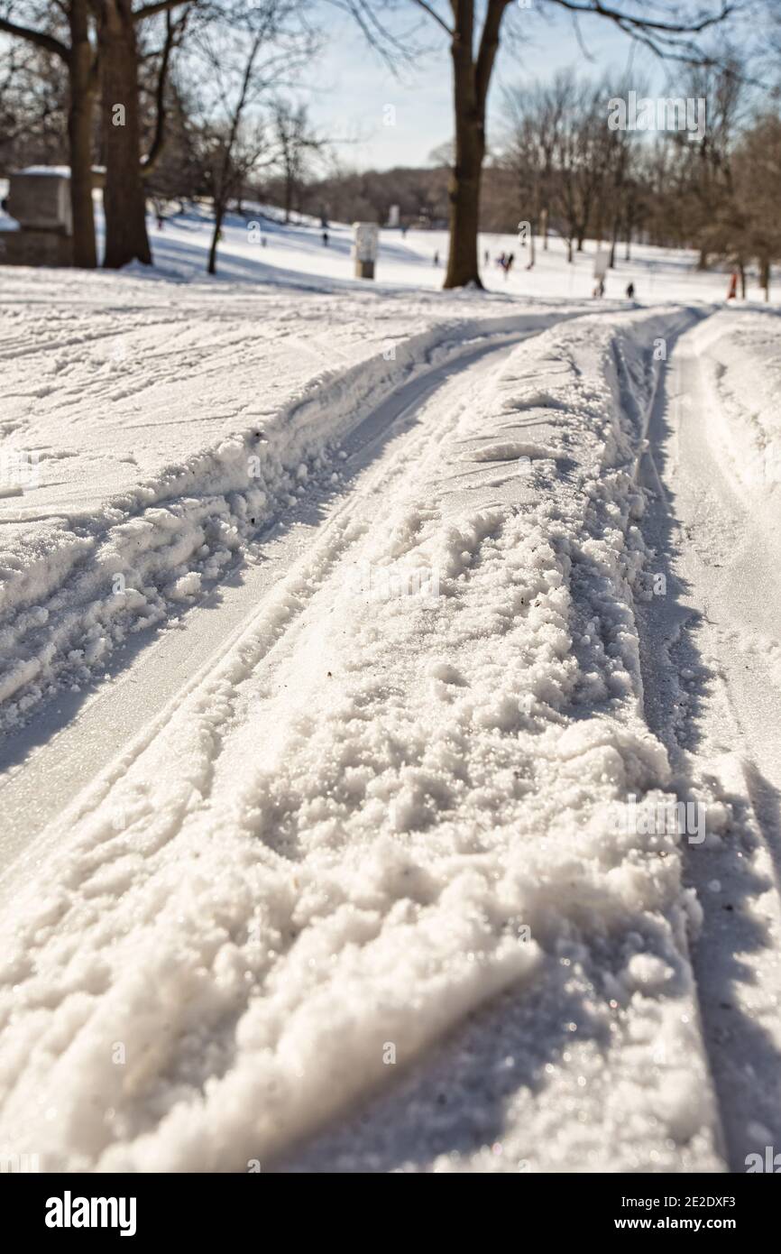 Piste da sci di fondo nella neve a Mont-Royal Montreal in inverno Foto Stock